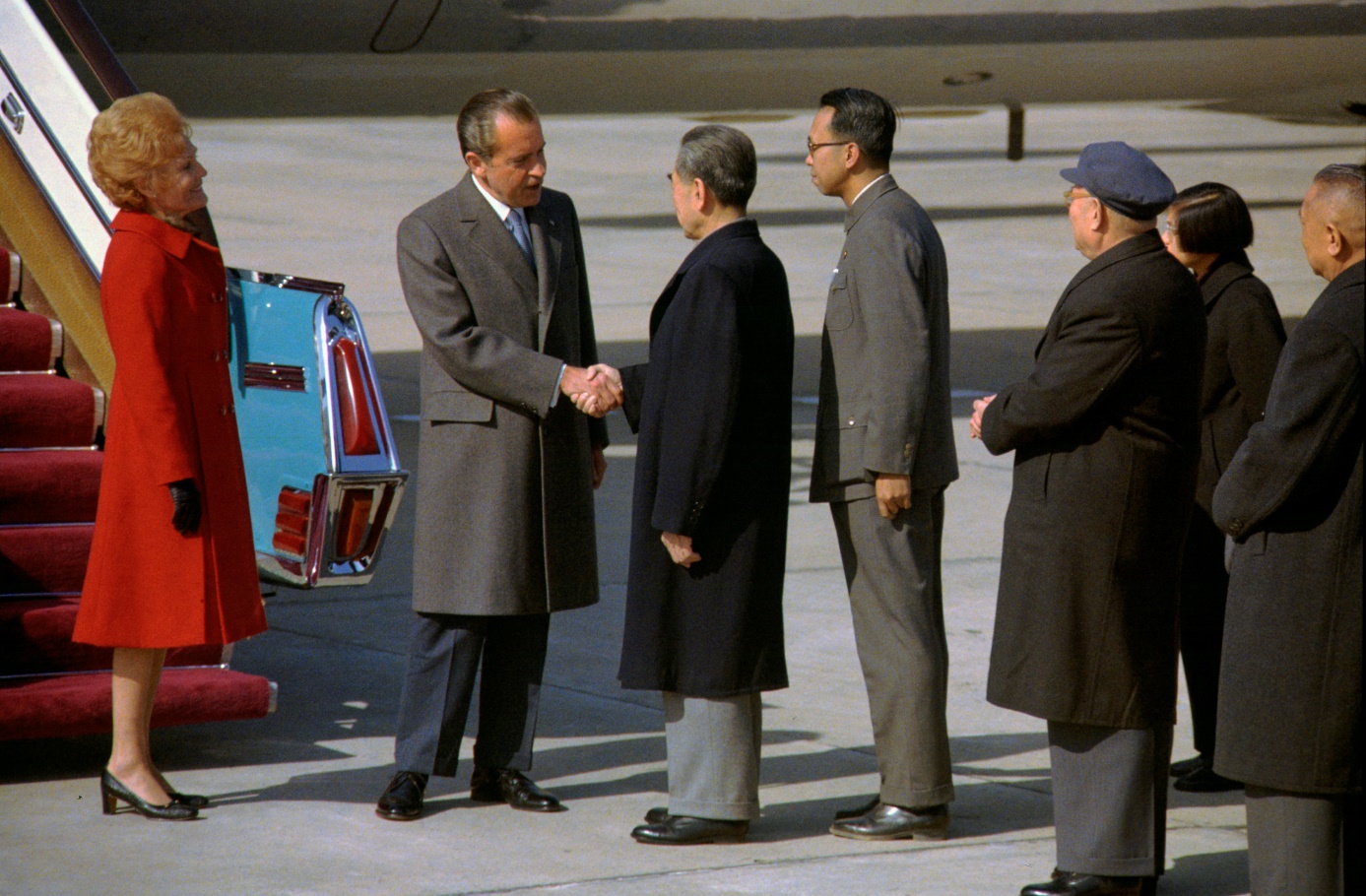 https://upload.wikimedia.org/wikipedia/commons/4/43/President_Richard_Nixon_and_Premier_Chou_En-Lai_Shake_Hands_at_the_Nixons%27_Arrival_in_Peking%2C_China.jpg